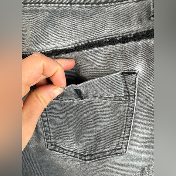 Free People women’s faded gray & black cutoff distressed denim shorts. Size 24 - Picture 7 of 8
